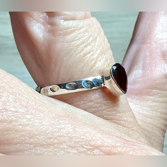 Vintage Hammered Texture Sterling Silver Teardrop Red Garnet Band Ring, Size 6.5 - Picture 8 of 9